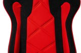 Nahaufnahme der Rückenlehne eines rot-schwarzen Gaming-Stuhls mit gepolstertem Stoff und ergonomischem Design, Vorderansicht.