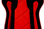 Nahaufnahme der Rückenlehne eines rot-schwarzen Gaming-Stuhls mit gepolstertem Stoff und ergonomischem Design, Vorderansicht.