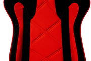 Nahaufnahme der Rückenlehne eines rot-schwarzen Gaming-Stuhls mit gepolstertem Stoff und ergonomischem Design, Vorderansicht.