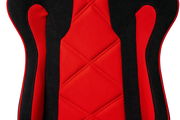 Nahaufnahme der Rückenlehne eines rot-schwarzen Gaming-Stuhls mit gepolstertem Stoff und ergonomischem Design, Vorderansicht.
