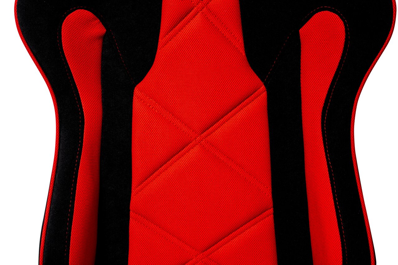 Close-up van de rugleuning van een rood-zwarte gamingstoel met stoffen bekleding en een ergonomisch ontwerp, gezien van voren.