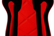 Close-up van de rugleuning van een rood-zwarte gamingstoel met stoffen bekleding en een ergonomisch ontwerp, gezien van voren.