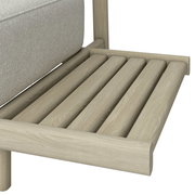 Nahaufnahme einer Loungeeckgarnitur mit Holzablage in heller Holzoptik, seitliche Perspektive