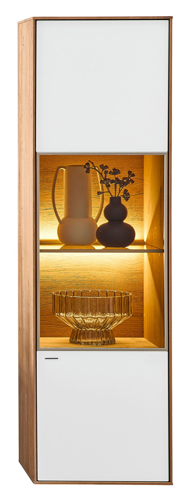 Valnatura Hängevitrine (links) LAGO Hängevitrine Valnatura LAGO in Holzoptik mit zwei weißen Türen und beleuchtetem Glasfach, seitliche Perspektive.