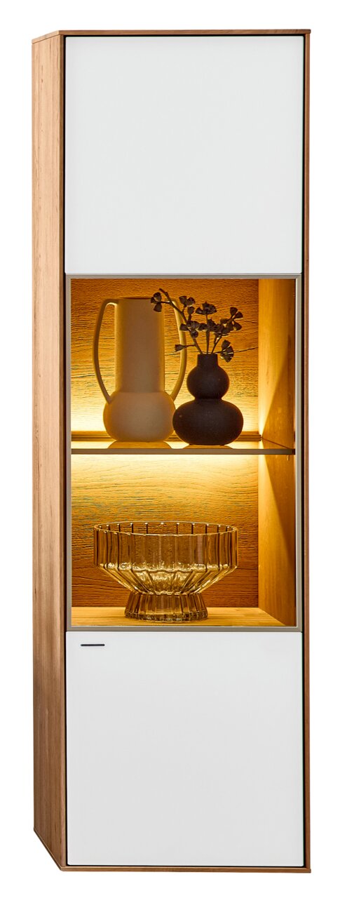 Valnatura Hängevitrine (links) LAGO Hängevitrine Valnatura LAGO in Holzoptik mit zwei weißen Türen und beleuchtetem Glasfach, seitliche Perspektive.