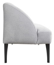 Seitenansicht einer grauen Bank mit gepolsterter Rückenlehne und schwarzen Metallbeinen.