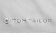 Nahaufnahme eines weißen Fitnesstuchs mit eingeprägtem Tom Tailor Logo.
