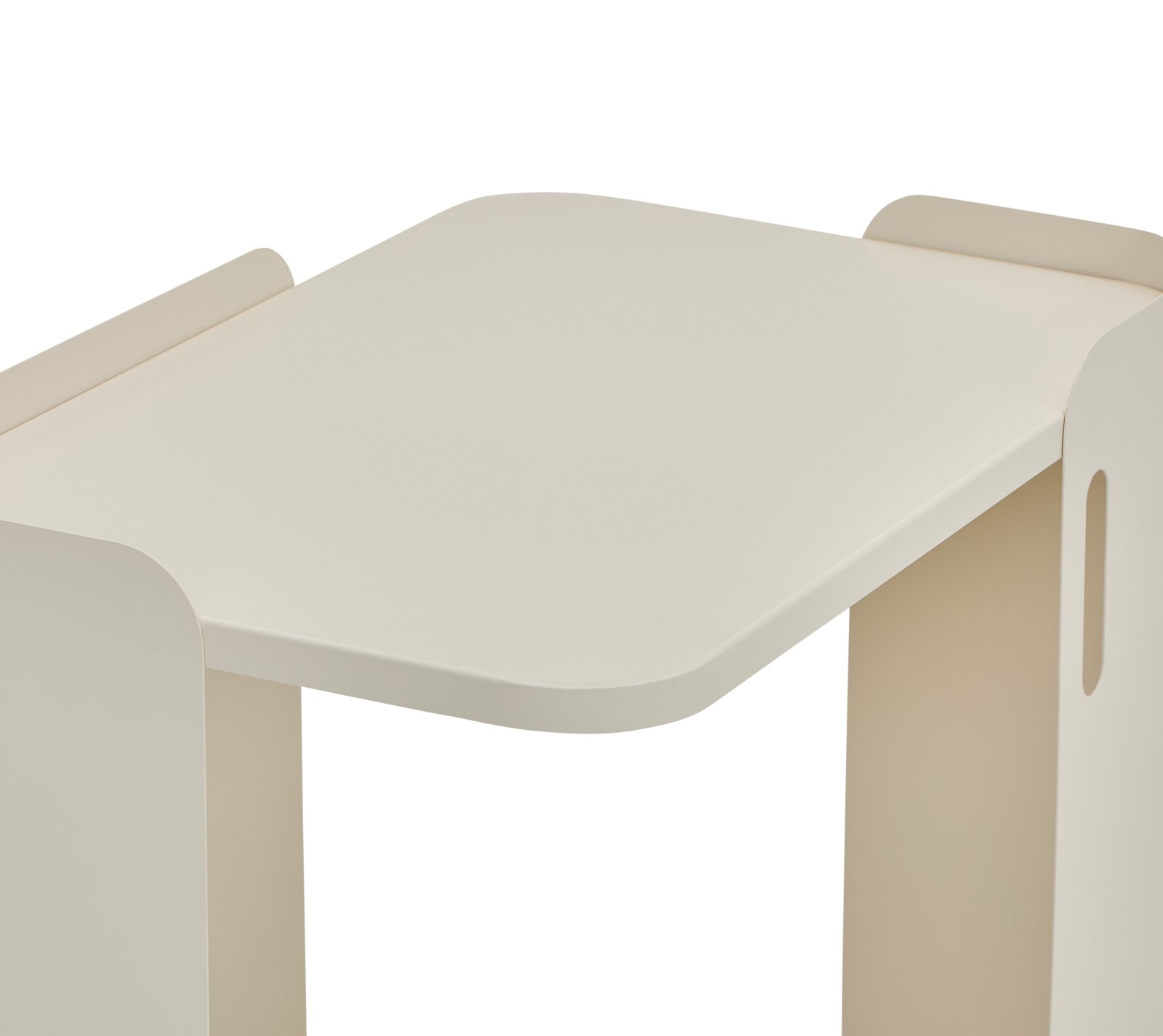Cremeweißer, minimalistischer Beistelltisch/Hocker aus Metall mit abgerundeter Tischplatte und seitlichen Wangen, in schräger Ansicht von oben (3/4-Perspektive) vor weißem Hintergrund