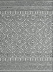 Bovenaanzicht van een grijs, geweven tapijt met een geometrisch ruit- en zigzagpatroon en decoratieve randen.