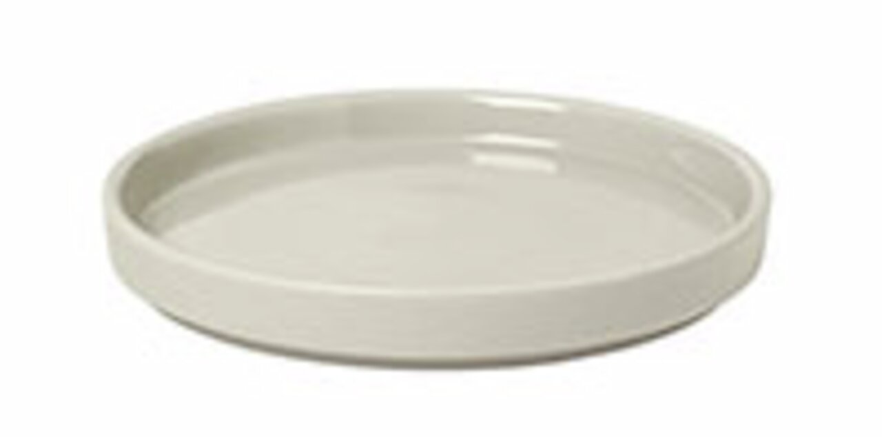 Runder, flacher Teller in der Farbe Moonbeam, seitliche Perspektive