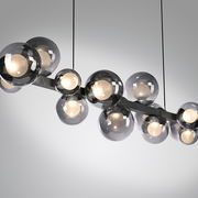 Moderne LED-Pendelleuchte mit mehreren kugelförmigen Glaskörpern, seitliche Perspektive