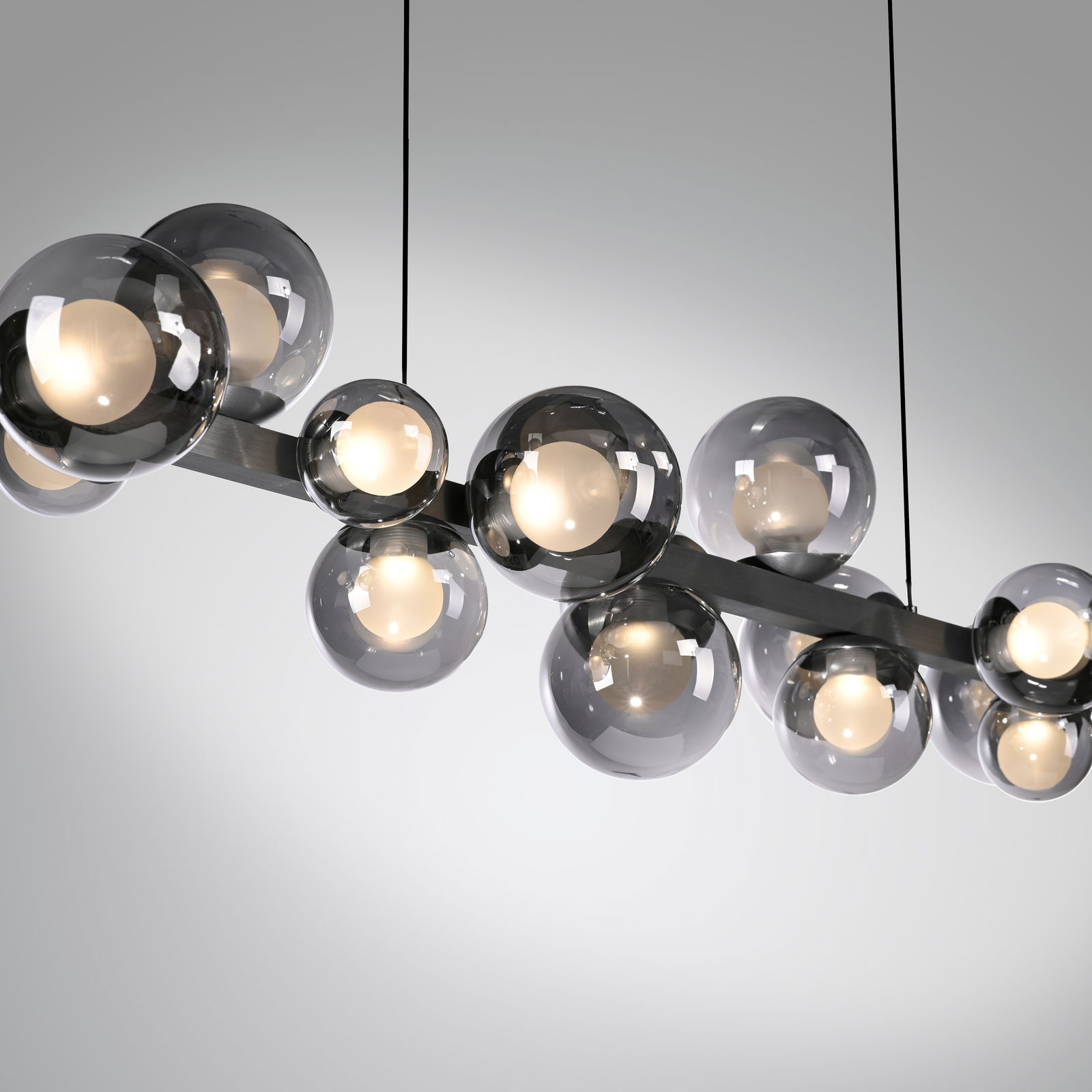 Moderne LED-Pendelleuchte mit mehreren kugelförmigen Glaskörpern, seitliche Perspektive