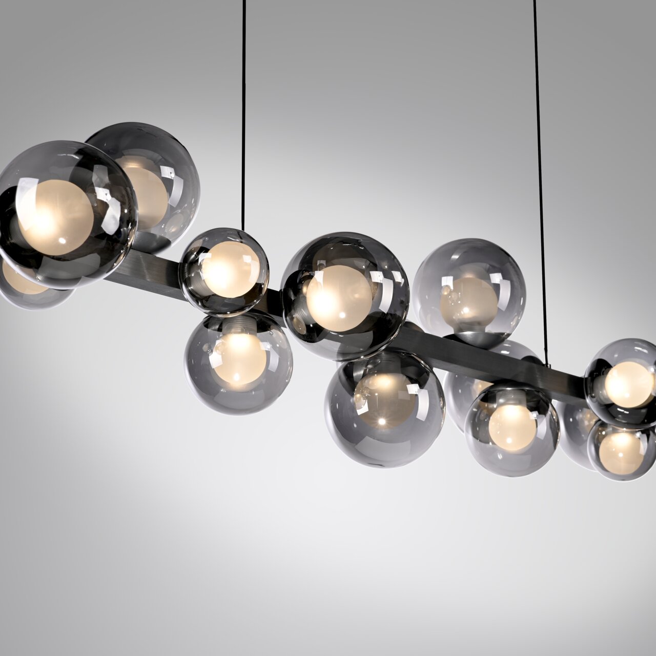 Moderne LED-Pendelleuchte mit mehreren kugelförmigen Glaskörpern, seitliche Perspektive