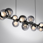 Moderne LED-Pendelleuchte mit mehreren kugelförmigen Glaskörpern, seitliche Perspektive