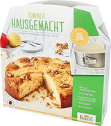 Verpackung einer Springform mit Antihaftbeschichtung, Ø 26 cm, mit einem gebackenen Kuchen auf der Vorderseite, Perspektive leicht von oben.