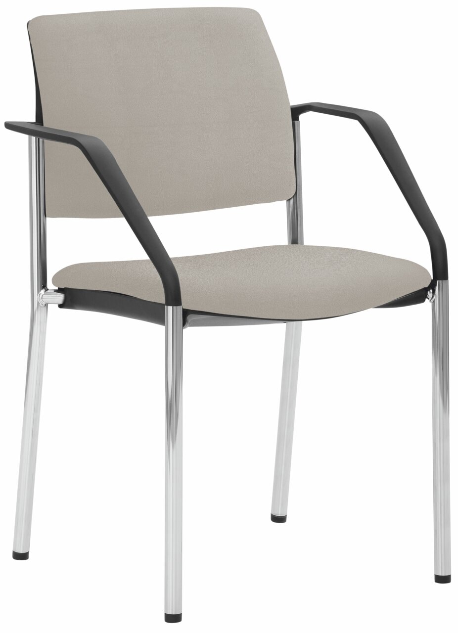 Moderner Stapelstuhl mit grauem Sitz und Rückenlehne, schwarzem Rahmen und verchromten Beinen, seitliche Perspektive