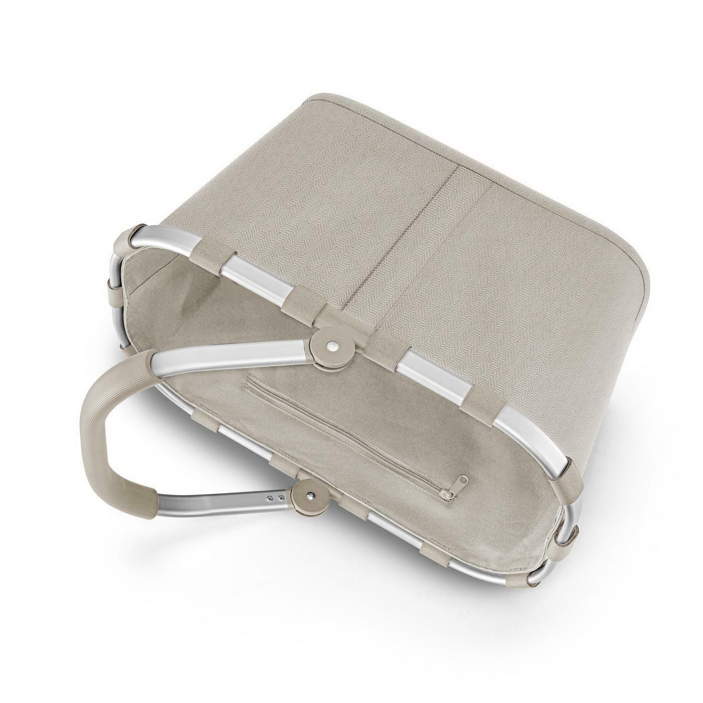 Carrybag in Herringbone Sand von oben, mit Aluminiumrahmen und Tragegriff, zeigt Innenfach mit Reißverschluss.