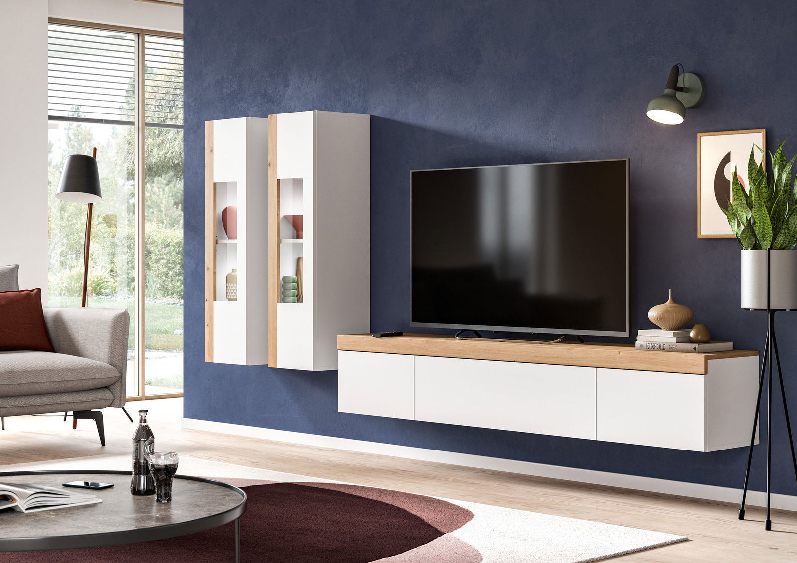 Moderne Wohnkombination mit hängendem TV-Schrank und zwei vertikalen Vitrinen, frontal betrachtet.