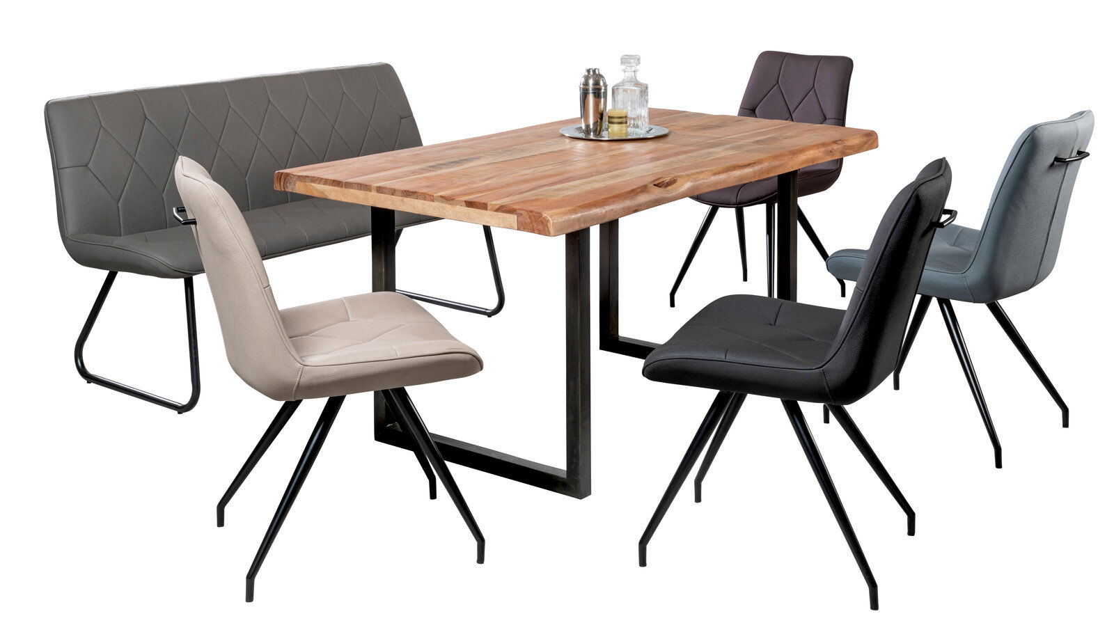 Esszimmer-Set mit einem Holztisch und verschiedenen Stühlen und einer Bank in unterschiedlichen Farben, seitliche Perspektive