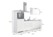 Moderner Küchenblock ohne Elektrogeräte, bestehend aus einem Hochschrank mit Backofenfach, einer Arbeitsplatte mit Spüle und Unterschränken sowie einem Hängeschrank. Perspektive von vorne.