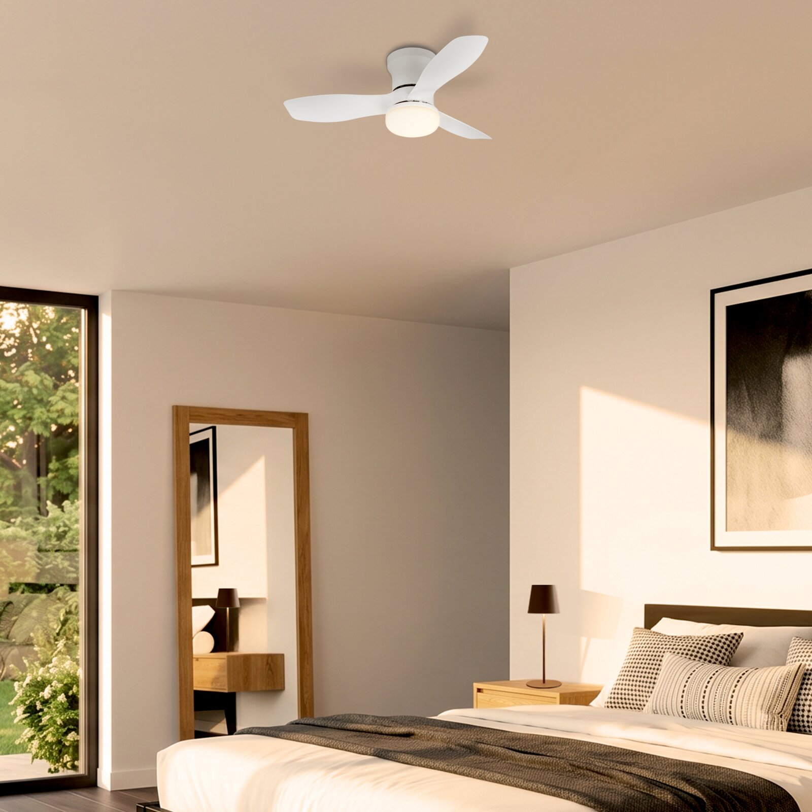 Weißer Deckenventilator mit drei geschwungenen Flügeln und integrierter Beleuchtung in einem modernen Schlafzimmer, aus schräger Untersicht gezeigt