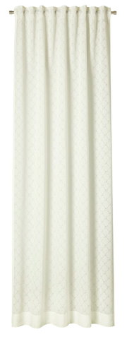Beiger Vorhang mit dezentem Muster, frontal fotografiert, aufgehängt an einer Gardinenstange.