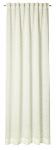 Beiger Vorhang mit dezentem Muster, frontal fotografiert, aufgehängt an einer Gardinenstange.
