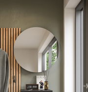 Runder Wandspiegel in modernem Interieur, seitliche Perspektive