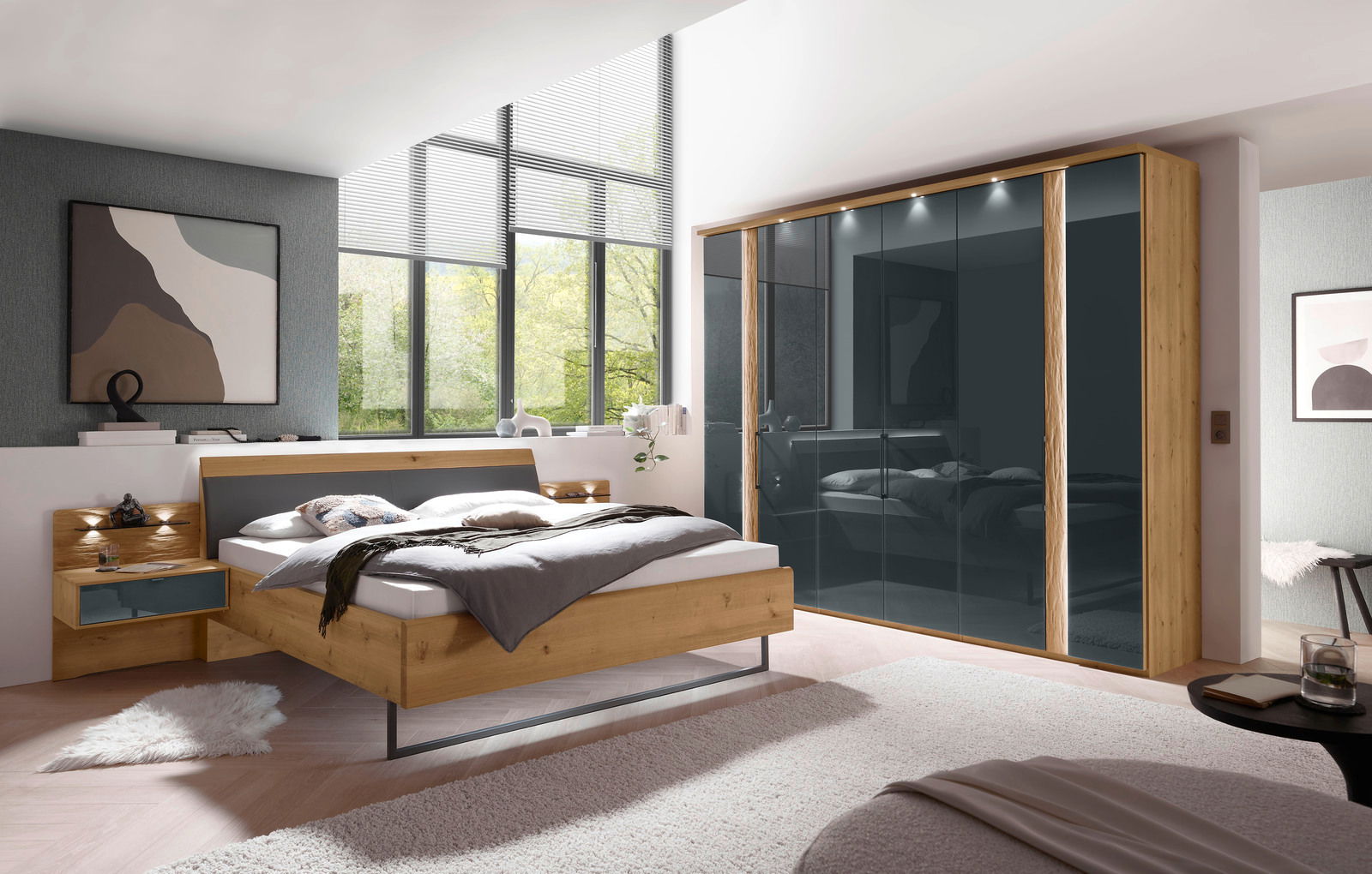 Modernes Futonbett aus Holz in einem stilvollen Schlafzimmer mit großem Fenster und Schrank, seitliche Perspektive.