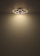 Moderner Deckenventilator mit LED-Beleuchtung, von unten betrachtet