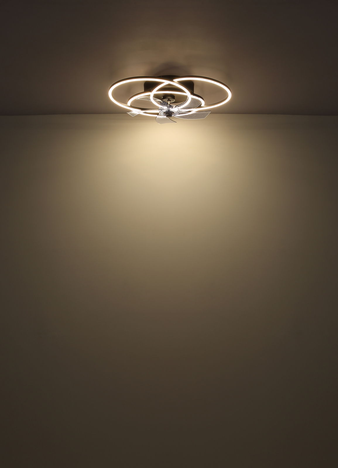 Moderner Deckenventilator mit LED-Beleuchtung, von unten betrachtet