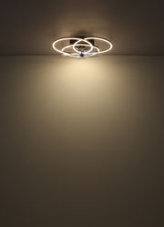 Moderner Deckenventilator mit LED-Beleuchtung, von unten betrachtet