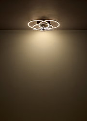 Moderner Deckenventilator mit LED-Beleuchtung, von unten betrachtet