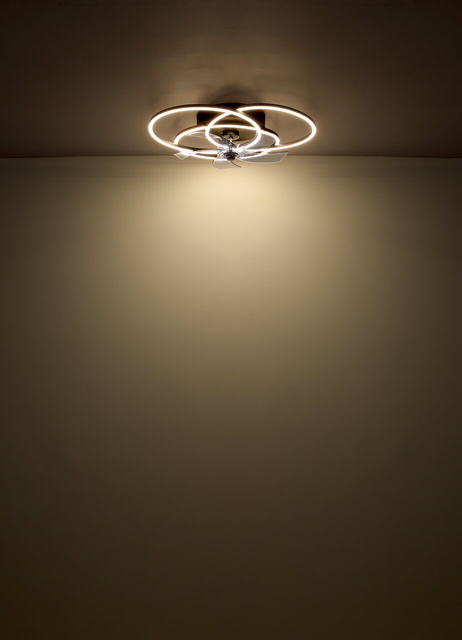 Moderner Deckenventilator mit LED-Beleuchtung, von unten betrachtet