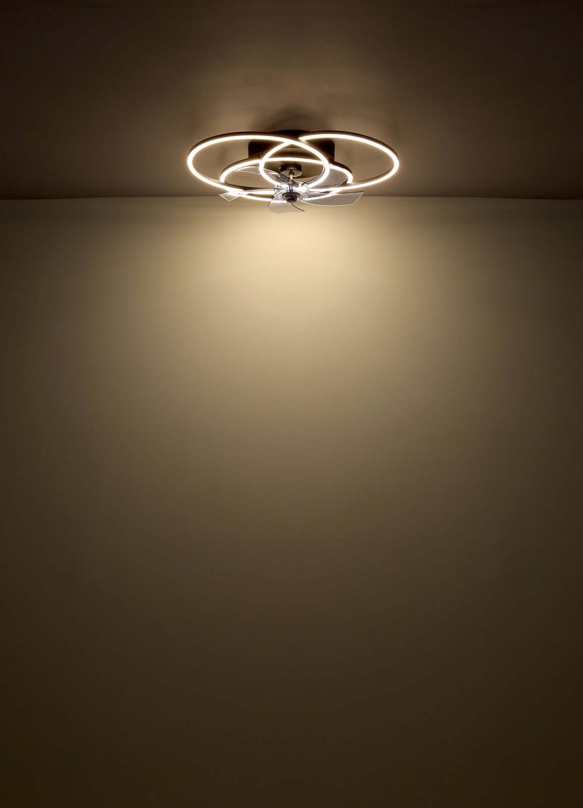 Moderner Deckenventilator mit LED-Beleuchtung, von unten betrachtet