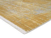 Designer Teppich in goldener und grauer Farbgebung, Nahaufnahme aus schräger Perspektive