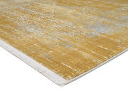 Designer Teppich in goldener und grauer Farbgebung, Nahaufnahme aus schräger Perspektive