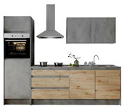 Moderne Küchenzeile in Frontansicht mit grauen und holzfarbenen Elementen, integriertem Backofen, Dunstabzugshaube, Kochfeld und Spüle.