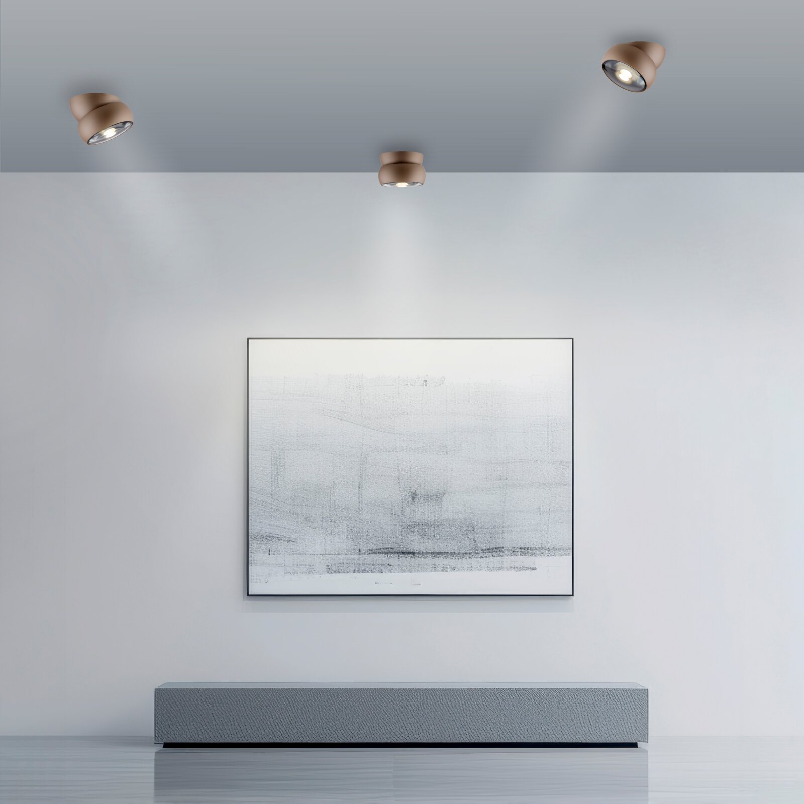 Neuhaus Pure LED-Deckenleuchte PURE MOVE Moderne LED-Deckenleuchte in einem minimalistischen Raum, von unten betrachtet, mit drei Strahlern, die ein Kunstwerk an der Wand beleuchten.