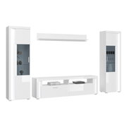 Wohnkombination in Weiß mit zwei hohen Vitrinen, einem TV-Board und einem Wandregal, frontal betrachtet.