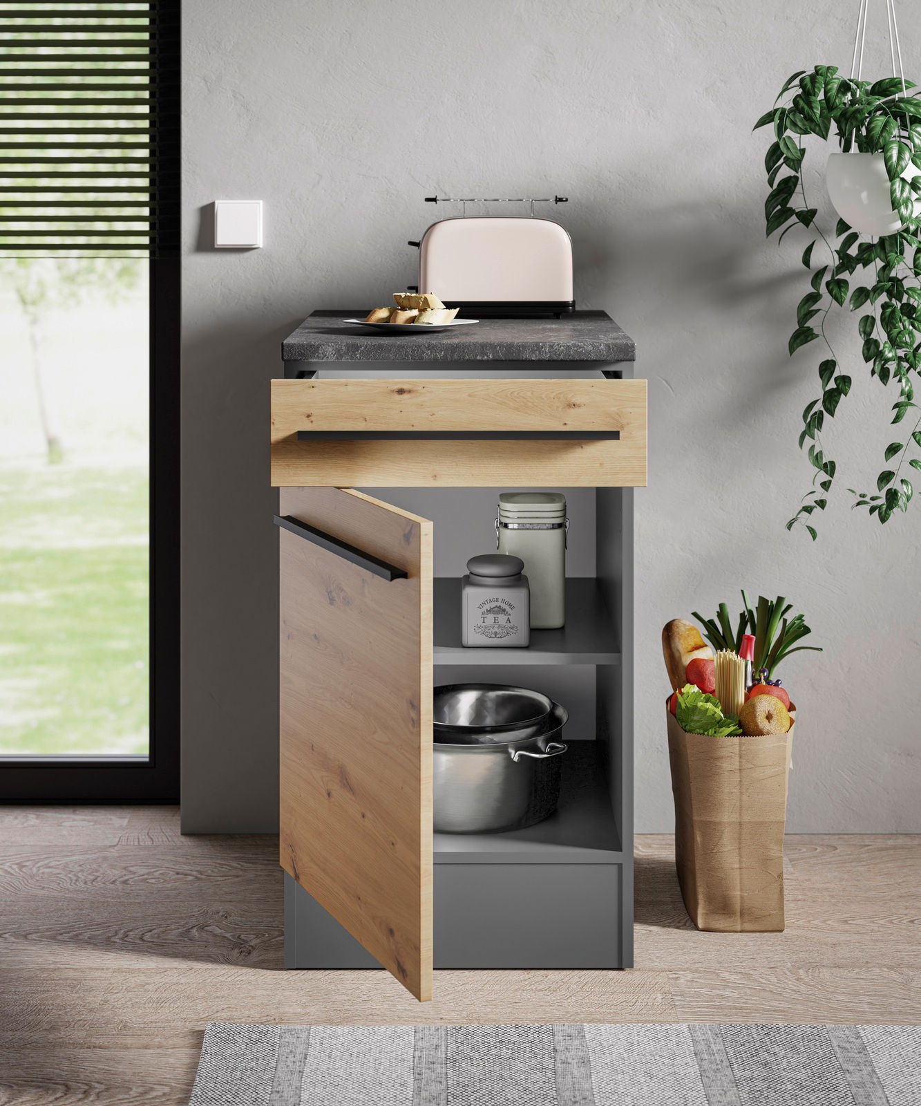 Moderner Unterschrank mit Holz- und Grautönen, offene Tür zeigt Stauraum mit Küchenutensilien, Perspektive von vorne.