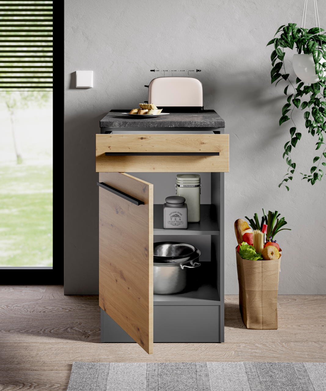 Moderner Unterschrank mit Holz- und Grautönen, offene Tür zeigt Stauraum mit Küchenutensilien, Perspektive von vorne.