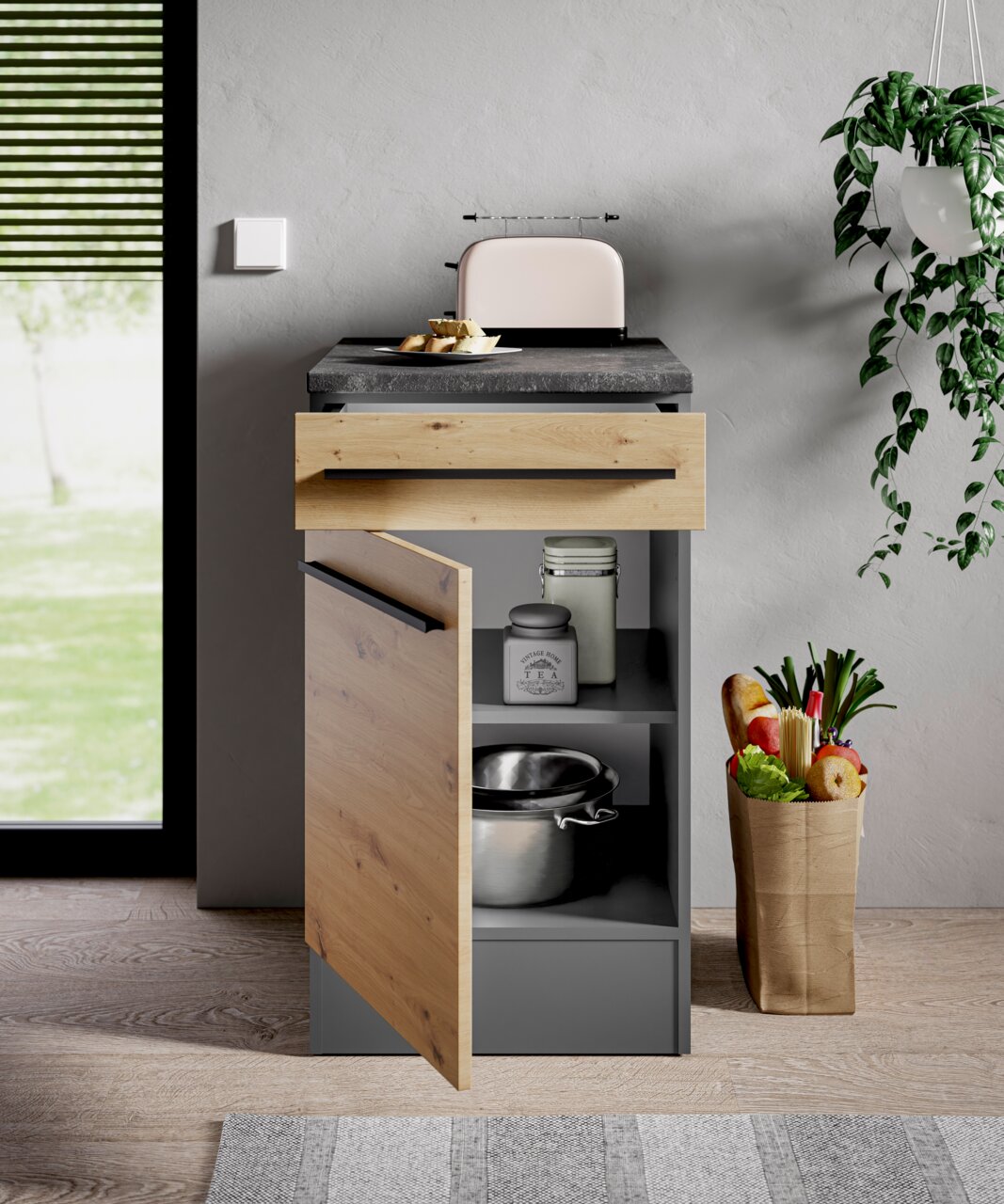 Moderner Unterschrank mit Holz- und Grautönen, offene Tür zeigt Stauraum mit Küchenutensilien, Perspektive von vorne.