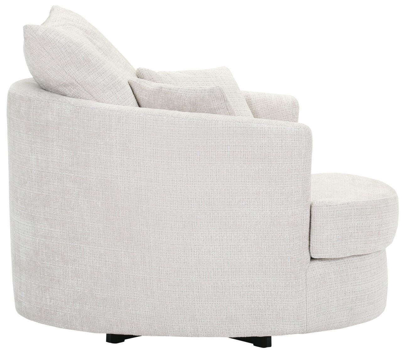 Seitenansicht eines beigen Sessels mit runder Rückenlehne und Kissen.