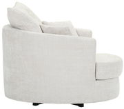 Seitenansicht eines beigen Sessels mit runder Rückenlehne und Kissen.