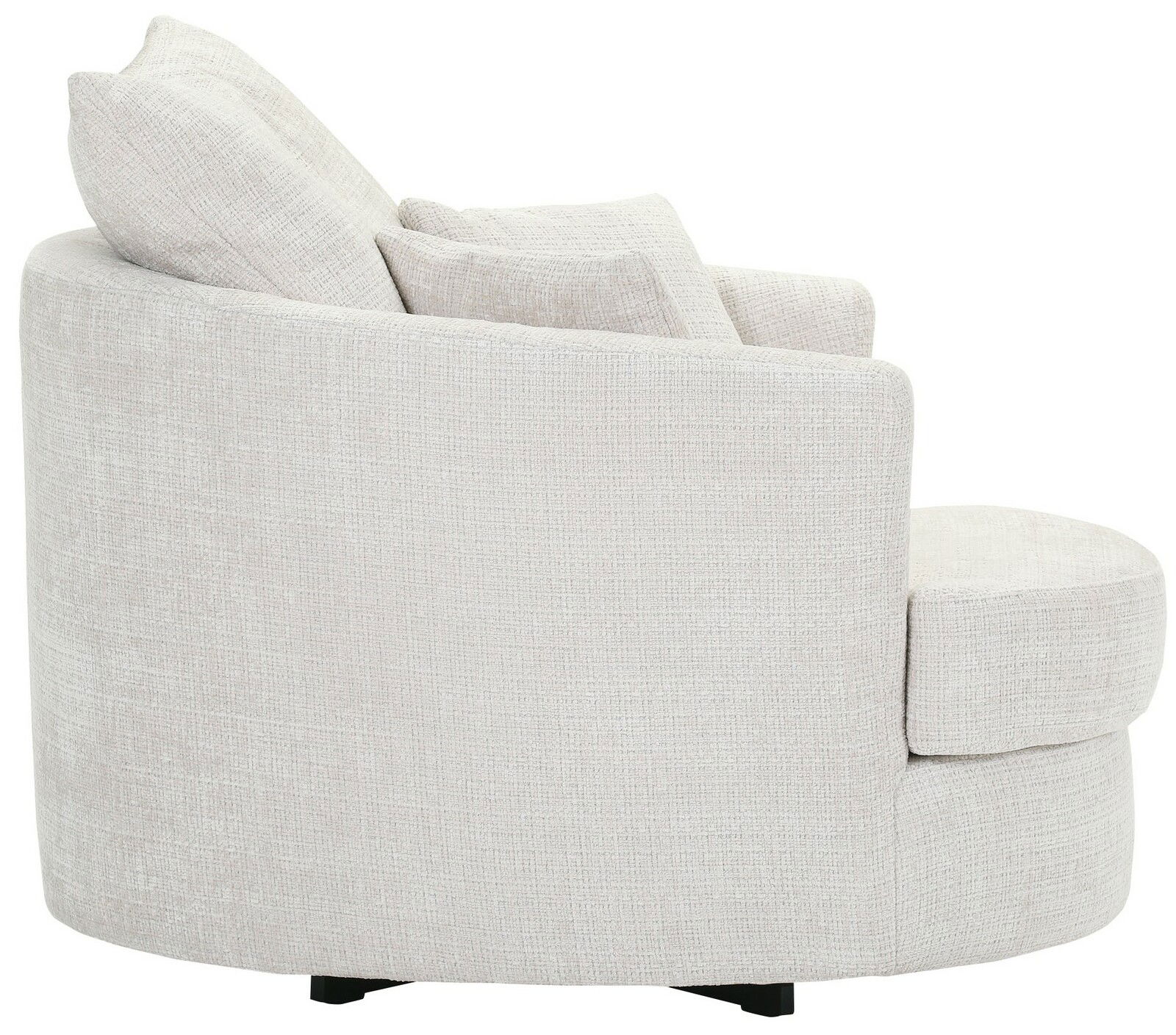 Seitenansicht eines beigen Sessels mit runder Rückenlehne und Kissen.