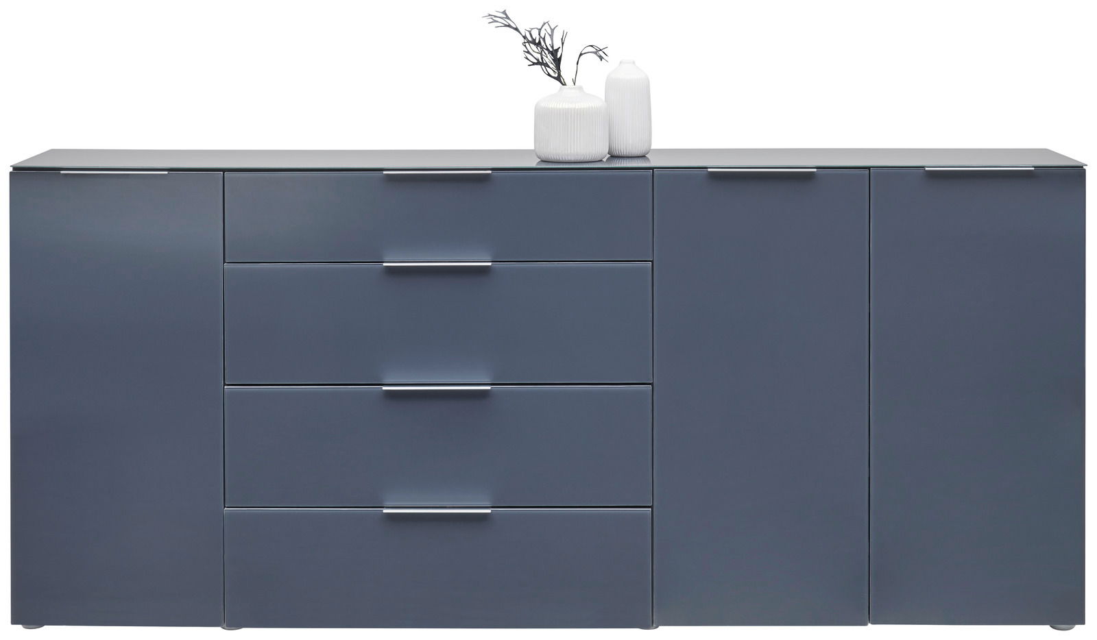 Modernes XL-Sideboard in dunklem Blau mit vier Schubladen und zwei Türen, dekoriert mit zwei weißen Vasen, Frontalansicht.