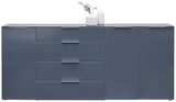 Modernes XL-Sideboard in dunklem Blau mit vier Schubladen und zwei Türen, dekoriert mit zwei weißen Vasen, Frontalansicht.