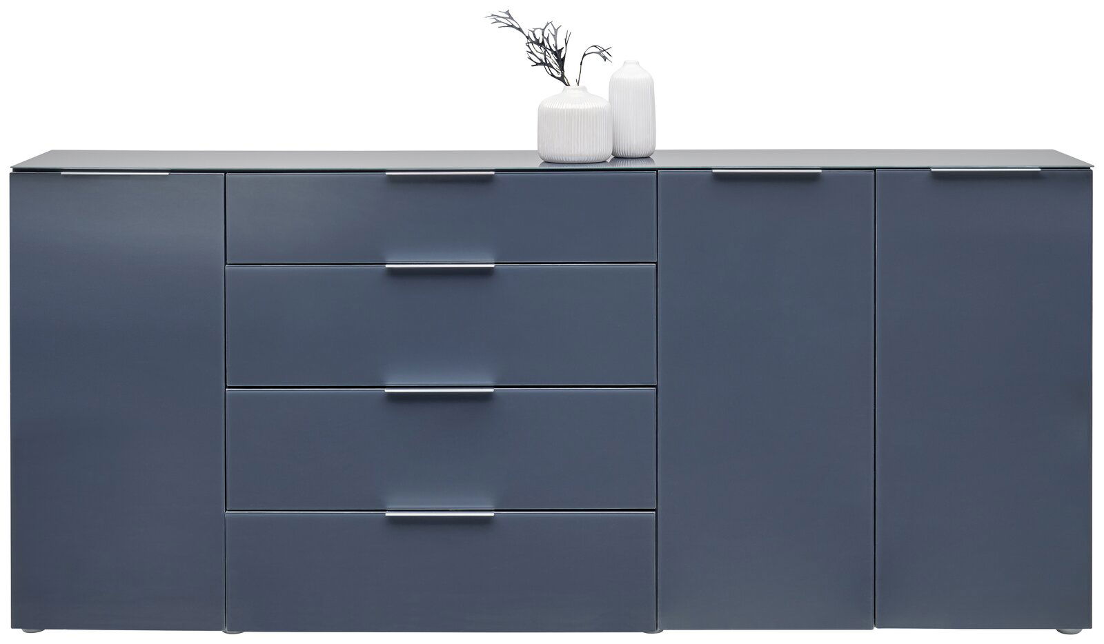 Modernes XL-Sideboard in dunklem Blau mit vier Schubladen und zwei Türen, dekoriert mit zwei weißen Vasen, Frontalansicht.