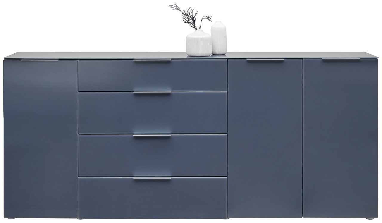 Modernes XL-Sideboard in dunklem Blau mit vier Schubladen und zwei Türen, dekoriert mit zwei weißen Vasen, Frontalansicht.